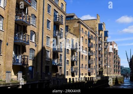 Blick nach Norden entlang des St. Saviour's Dock in Richtung Themse. Das St. Saviour's Dock ist ein Hafendock, das sich an der Stelle befindet, an der der Fluss sich verschließt Stockfoto