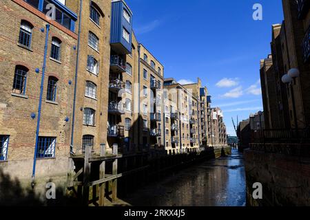 Blick nach Norden entlang des St. Saviour's Dock in Richtung Themse. Das St. Saviour's Dock ist ein Hafendock, das sich an der Stelle befindet, an der der Fluss sich verschließt Stockfoto