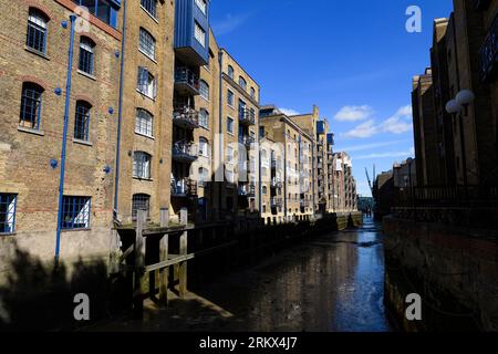 Blick nach Norden entlang des St. Saviour's Dock in Richtung Themse. Das St. Saviour's Dock ist ein Hafendock, das sich an der Stelle befindet, an der der Fluss sich verschließt Stockfoto