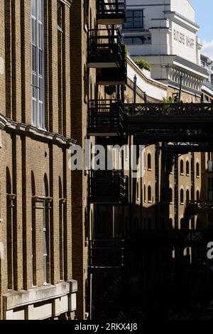 Blick auf die Shad Themse von der Turmbrücke mit Butler’s Wharf auf der linken Seite. In der Gegend um die Shad Thames befindet sich ein namensgebendes viktorianisches Lagerhaus Stockfoto