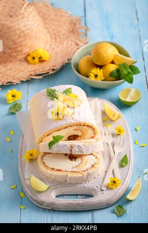 Süße Mangoroulade als Sommerkuchen. Mango schweizer Brötchen aus Sahne und Früchten. Stockfoto