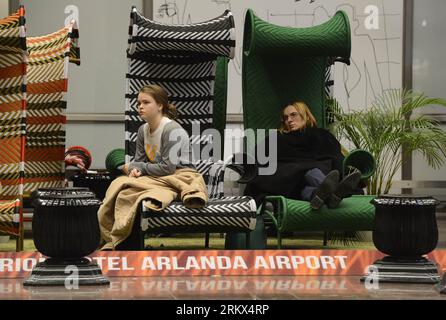 Bildnummer: 58887079  Datum: 05.12.2012  Copyright: imago/Xinhua (121205) -- STOCKHOLM, Dec. 5, 2012 (Xinhua) -- Travelers wait as flights continued to be delayed and cancelled at Arlanda Airport in Stockholm, Sweden, Dec. 5, 2012. Sweden s main public transportation was paralyzed on Wednesday due to a snow storm in the country s capital.  (Xinhua/Wu Wei) SWEDEN-STOCKHOLM-WEATHER-SNOW STORM PUBLICATIONxNOTxINxCHN Gesellschaft x2x xsk 2012 quer  o0 Wetter Schneesturm Verkehr Verspätung Verzögerung Reisende Flug Witterung     58887079 Date 05 12 2012 Copyright Imago XINHUA  Stockholm DEC 5 2012 Stock Photo