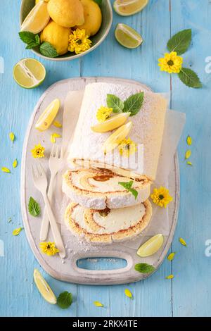 Leckere Mango swiss Roulade als Sommerkuchen. Mango schweizer Brötchen aus Sahne und Früchten. Stockfoto