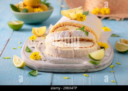 Hausgemachte Mango swiss Roulade als Sommerdessert. Schweizer Brötchen mit Zucker und Zitrusfrüchten. Stockfoto