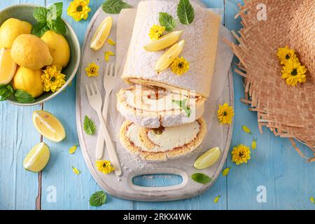 Hausgemachte Mango schweizer Roulade als Sommerkuchen. Mango schweizer Brötchen aus Sahne und Früchten. Stockfoto