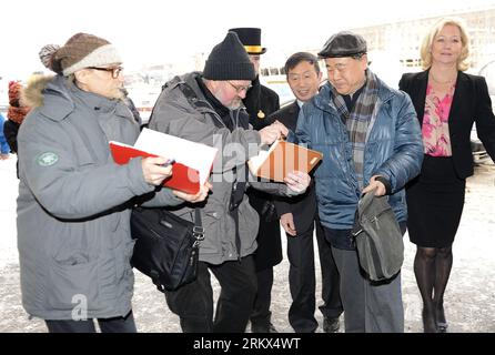 Bildnummer: 58889305  Datum: 06.12.2012  Copyright: imago/Xinhua (121206) -- STOCKHOLM, Dec. 6, 2012 (Xinhua) -- Mo Yan (2nd, R), this year s winner of the Nobel Prize for Literature, autographs for readers upon his arrival at the Grand Hotel where he will stay in Stockholm, capital of Sweden on Dec. 6, 2012. Chinese Nobel laureate Mo Yan will receive the Nobel prize at the formal ceremonies in Stockholm on Dec. 10. (Xinhua/Wu Wei) (ybg) SWEDEN-STOCKHOLM-NOBEL PRIZE-CHINESE LAUREATE PUBLICATIONxNOTxINxCHN Kultur People Literatur Literaturnobelpreis Nobelpreis Ankunft premiumd x0x xac 2012 quer Stock Photo