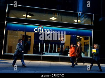 Unternehmen: Citigroup (121205) -- NEW YORK, 5. Dezember 2012 (Xinhua) -- Menschen gehen an einer Citibank-Filiale in New York, USA, 5. Dezember 2012 vorbei. Citigroup gab am Mittwoch bekannt, dass es 11.000 Arbeitsplätze oder etwa 4 Prozent seiner derzeitigen Belegschaft reduzieren würde, um Kosten zu senken. (Xinhua/Wang Lei) US-ECONOMY-BANKING-CITIGROUP-LAY OFF PUBLICATIONxNOTxINxCHN Stockfoto