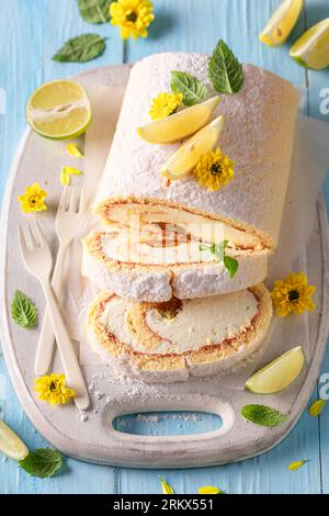 Köstliche Mango swiss Roulade als Sommerdessert serviert. Schweizer Brötchen mit Zucker und Zitrusfrüchten. Stockfoto