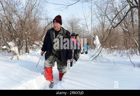 Bildnummer: 58893878 Datum: 07.12.2012 Copyright: imago/Xinhua (121207) -- DONGFANGHONG, 7. Dezember 2012 (Xinhua) -- Gao Kejiang (Front) patrouilliert auf dem schneebedeckten Berg mit Freiwilligen auf der Wulindong-Waldfarm in der nordöstlichen Provinz Heilongjiang, 7. Dezember 2012. Der 50-jährige Gao Kejiang, ein Mitarbeiter der Waldfarm, ist Leiter der örtlichen Überwachungsstation für wilde sibirische Tiger. Er sammelte Informationen, verfolgte die Spuren von Tigern und stellte diese Materialien für Tigerschutz und wissenschaftliche Studien zur Verfügung. Sibirische Tiger gehören zu den seltensten Arten der Welt, die meisten von ihnen leben in Ru Stockfoto