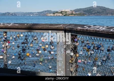 Love Locks at Fisherman's Wharf und Blick auf Alcatraz, San Francisco, Kalifornien, USA Stockfoto