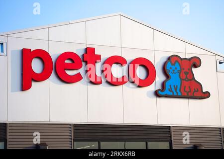 Bronx, NY - 21. Mai 2023: Petco-Geschäft im New Yorker Einkaufszentrum von CPP Investment Board und CVC Capital Partners Stockfoto