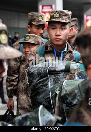 Bildnummer: 58902217  Datum: 10.12.2012  Copyright: imago/Xinhua (121210) -- NANJING, Dec. 10, 2012 (Xinhua) -- Newly recruited soldiers of People s Liberation Army (PLA) wait in line to get on a train at Nanjing Railway Station in Nanjing, capital of east China s Jiangsu Province, Dec. 10, 2012. A total of 545 new recruits from Nanjing, Nantong, Taizhou and Yancheng, four cities in Jiangsu, set off on Monday to join their army units. (Xinhua/Sun Can) (zn) CHINA-JIANGSU-PLA-NEW RECRUITS (CN) PUBLICATIONxNOTxINxCHN Gesellschaft Militär Rekruten Einberufung xjh x0x 2012 hoch      58902217 Date 1 Stock Photo