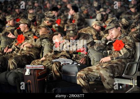 Bildnummer: 58902219  Datum: 10.12.2012  Copyright: imago/Xinhua (121210) -- NANJING, Dec. 10, 2012 (Xinhua) -- Newly recruited soldiers of People s Liberation Army (PLA) wait for setting off at Nanjing Railway Station in Nanjing, capital of east China s Jiangsu Province, Dec. 10, 2012. A total of 545 new recruits from Nanjing, Nantong, Taizhou and Yancheng, four cities in Jiangsu, set off on Monday to join their army units. (Xinhua/Sun Can) (zn) CHINA-JIANGSU-PLA-NEW RECRUITS (CN) PUBLICATIONxNOTxINxCHN Gesellschaft Militär Rekruten Einberufung xjh x0x 2012 quer      58902219 Date 10 12 2012 Stock Photo