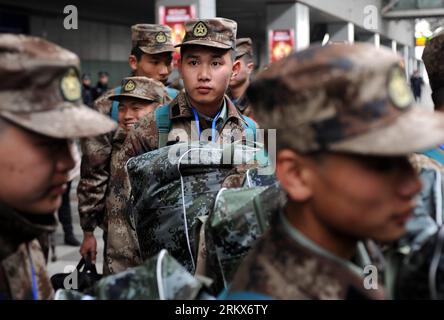 Bildnummer: 58902218 Datum: 10.12.2012 Copyright: imago/Xinhua (121210) -- NANJING, 10. Dezember 2012 (Xinhua) -- neu rekrutierte Soldaten der Volksbefreiungsarmee (PLA) warten in der Schlange, um in einen Zug am Nanjing Bahnhof in Nanjing, Hauptstadt der ostchinesischen Provinz Jiangsu, 10. Dezember 2012 zu steigen. Insgesamt 545 neue Rekruten aus Nanjing, Nantong, Taizhou und Yancheng, vier Städten in Jiangsu, machten sich am Montag auf den Weg, um sich ihren Armeeeinheiten anzuschließen. (Xinhua/Sun CAN) (zn) CHINA-JIANGSU-PLA-NEW RECRUITS (CN) PUBLICATIONxNOTxINxCHN Gesellschaft Militär Rekruten Einberufung xjh x0x 2012 quer 58902218 Datum 1 Stockfoto