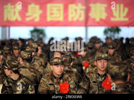 Bildnummer: 58902216  Datum: 10.12.2012  Copyright: imago/Xinhua (121210) -- NANJING, Dec. 10, 2012 (Xinhua) -- Newly recruited soldiers of People s Liberation Army (PLA) wait for setting off at Nanjing Railway Station in Nanjing, capital of east China s Jiangsu Province, Dec. 10, 2012. A total of 545 new recruits from Nanjing, Nantong, Taizhou and Yancheng, four cities in Jiangsu, set off on Monday to join their army units. (Xinhua/Sun Can) (zn) CHINA-JIANGSU-PLA-NEW RECRUITS (CN) PUBLICATIONxNOTxINxCHN Gesellschaft Militär Rekruten Einberufung xjh x0x 2012 quer      58902216 Date 10 12 2012 Stock Photo