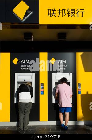 Bildnummer: 58903950  Datum: 10.12.2012  Copyright: imago/Xinhua (121210) -- MELBOURNE, Dec. 10, 2012 (Xinhua) -- Customers operate on the ATM machines outside of the Glen Waverley branch of the Commonwealth Bank of Australia (CBA) in Melbourne, Australia, Dec. 10, 2012. CBA opened its first branch that provides Chinese service here on Monday. (Xinhua/Bai Xue) AUSTRALIA-MELBOURNE-CBA-FIRST BRANCH-CHINESE SERVICE PUBLICATIONxNOTxINxCHN Wirtschaft Bank Geldautomat x2x xac 2012 hoch      58903950 Date 10 12 2012 Copyright Imago XINHUA  Melbourne DEC 10 2012 XINHUA customers operate ON The ATM Mac Stock Photo