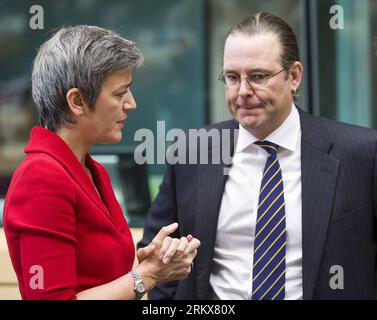 Bildnummer: 58912272 Datum: 12.12.2012 Copyright: imago/Xinhua BRÜSSEL, 12. Dezember - die dänische Wirtschaftsministerin Margrethe Vestager (L) spricht mit dem schwedischen Finanzminister anders Borg während eines Treffens der EU-Finanzminister am 12. Dezember 2012 am EU-Hauptsitz in Brüssel, Belgien. (Xinhua/Thierry Monasse) (dzl) BELGIEN-BRÜSSEL-ECOFIN PUBLICATIONxNOTxINxCHN Politik People Finanzminister Finanzministertreffen Premiere x0x xmb 2012 quer 58912272 Datum 12 12 2012 Copyright Imago XINHUA Brüssel DEC 12 dänische Wirtschaftsminister Margrethe Vestager l Gespräche mit schwedischen Finanzministern anders Stockfoto