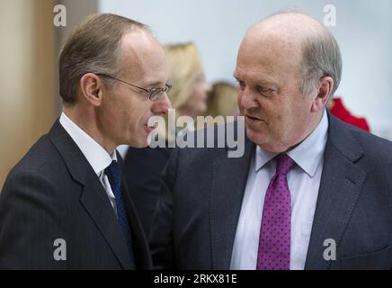 Bildnummer: 58912268  Datum: 12.12.2012  Copyright: imago/Xinhua BRUSSELS, Dec. 12, - Luxembourg s Finance Minister Luc Frieden (L) talks with Irish Finance minister Michael Noonan during an EU finance ministers meeting at EU s headquarters in Brussels, Belgium, on December 12, 2012. (Xinhua/Thierry Monasse) (dzl) BELGIUM-BRUSSELS-ECOFIN PUBLICATIONxNOTxINxCHN Politik People Finanzminister Finanzministertreffen premiumd x0x xmb 2012 quer     58912268 Date 12 12 2012 Copyright Imago XINHUA Brussels DEC 12 Luxembourg S Finance Ministers Luc Peace l Talks With Irish Finance Ministers Michael Noon Stock Photo