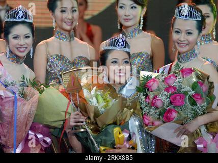 Bildnummer: 58915444  Datum: 12.12.2012  Copyright: imago/Xinhua VANCOUVER, Dec. 12, 2012 - Hong Kong-born Gloria Tang (C) pose with 1st runner-up Veronica Shiu (L) and 2nd runner-up Christina Wang (R) after winning the 18th Miss Chinese Vancouver 2012 Pageant in Vancouver, Canada, Dec. 12, 2012. She will represent Vancouver at Miss Chinese International Pageant held in south China s Hong Kong in January 2013. (Xinhua/Sergei Bachlakov)(cl) CANADA-MISS CHINESE VANCOUVER 2012 PUBLICATIONxNOTxINxCHN Entertainment Misswahl Schönheitswettbewerb Schönheitskönigin Sieg premiumd x0x xac 2012 quer Stock Photo