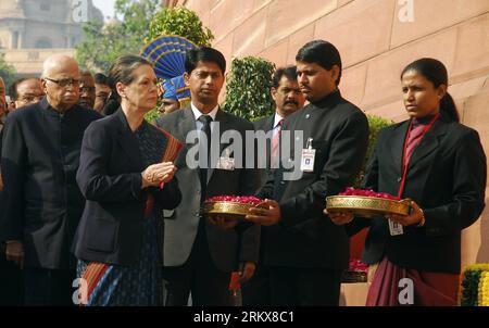 Bildnummer: 58915482  Datum: 13.12.2012  Copyright: imago/Xinhua (121213) -- NEW DELHI, Dec. 13, 2012 (Xinhua) -- Indian ruling Congress chief Sonia Gandhi (2nd L) pays floral tribute at the parliament in New Delhi, India, Dec. 13, 2012. India on Thursday paid homage to the victims of the 2001 Parliament attacks in which 11 people, including five security personnel, were killed in a fierce gunfight with Pakistani terrorists. (Xinhua/Partha Sarkar) INDIA-NEW DELHI-PARLIAMENT ATTACK-ANNIVERSARY PUBLICATIONxNOTxINxCHN People Politik Gedenken Trauer x0x xac 2012 quer      58915482 Date 13 12 2012 Stock Photo