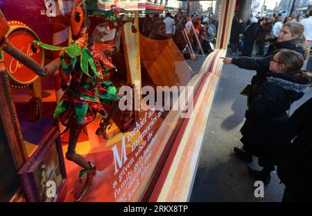 Bildnummer: 58917723 Datum: 13.12.2012 Copyright: imago/Xinhua (121214) -- NEW YORK, 13. Dezember 2012 (Xinhua) -- Besucher schauen sich am 13. Dezember 2012 im Macy s in Manhattan, New York, die Vereinigten Staaten, ein Schaufensterthema Magic of Christmas an. Das Weihnachtsfenster von Macy s hier wurde in diesen Tagen zum Thema „Magie von Weihnachten“ mit Puppen und Cartoons geöffnet, um eine magische Geschichte zu erzählen. (Xinhua/Wang Lei) (lr) U.S.-NEW YORK-MACY S-CHRISTMAS WINDOW PUBLICATIONxNOTxINxCHN Wirtschaft Einzelhandel Kaufhaus Weihnachten xas x0x 2012 quer premiumd 58917723 Datum 13 12 2012 Copyright Imago XINHUA New York DEZ 1 Stockfoto