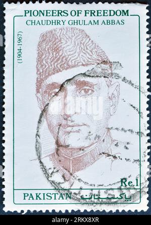 Von Pakistan gedruckte Briefmarke mit Porträt von Chaudhry Ghulam Abbas, um 1990. Stockfoto