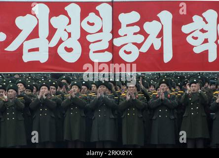 Bildnummer: 58917946 Datum: 14.12.2012 Copyright: imago/Xinhua (121214) -- PJÖNGJANG, 14. Dezember 2012 (Xinhua) -- Offiziere und Soldaten nehmen an einer Feier zum erfolgreichen Start des Satelliten Kwangmyongsong-3 in Pjöngjang, der Hauptstadt der Demokratischen Volksrepublik Korea (DVRK), am 14. Dezember 2012 Teil. Nach Angaben der offiziellen Medien der DVRK, KCNA, explodierte am 12. Dezember eine Unha-3-Rakete mit der zweiten Version des Satelliten Kwangmyongsong-3 vom Sohae Space Center im Cholsan County in der Provinz North Phyongan. (Xinhua/du Baiyu) (lr) DVRK-PJÖNGJANG-SATELLITEN-FEIER PU Stockfoto