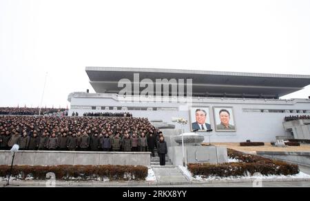 Bildnummer: 58917953 Datum: 14.12.2012 Copyright: imago/Xinhua (121214) -- PJÖNGJANG, 14. Dezember 2012 (Xinhua) -- Teilnahme an einer Feier zum erfolgreichen Start des Satelliten Kwangmyongsong-3 in Pjöngjang, der Hauptstadt der Demokratischen Volksrepublik Korea (DVRK), am 14. Dezember 2012. Nach Angaben der offiziellen Medien der DVRK, KCNA, explodierte am 12. Dezember eine Unha-3-Rakete mit der zweiten Version des Satelliten Kwangmyongsong-3 vom Sohae Space Center im Cholsan County in der Provinz North Phyongan. (Xinhua/Zeng Tao) (lr) DVRK-PJÖNGJANG-SATELLITE-CELEBRATION PUBLICATIONxNOTxINxCHN Politik Nr. Stockfoto