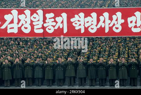 Bildnummer: 58917950  Datum: 14.12.2012  Copyright: imago/Xinhua (121214) -- PYONGYANG, Dec. 14, 2012 (Xinhua) -- Military officers and soldiers attend a celebration for the successful launch of the Kwangmyongsong-3 satellite in Pyongyang, capital of the Democratic People s Republic of Korea (DPRK), on Dec. 14, 2012. According to the DPRK s official media KCNA, a Unha-3 rocket carrying the second version of the Kwangmyongsong-3 satellite blasted off from the Sohae Space Center in Cholsan County, North Phyongan Province, on Dec. 12. (Xinhua/Du Baiyu) (lr) DPRK-PYONGYANG-SATELLITE-CELEBRATION PU Stockfoto