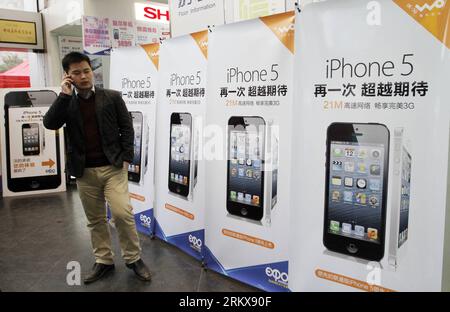 Bildnummer: 58919183  Datum: 14.12.2012  Copyright: imago/Xinhua (121214) -- NANJING, Dec. 14, 2012 (Xinhua) -- A customer stands in front of ad boards of Apple s iPhone 5 at a telecom retail store in Nanjing, capital of east China s Jiangsu Province, Dec. 14, 2012. Apple iPhone 5 was released in the Chinese mainland on Friday. (Xinhua/Dong Jinlin) (zn) CHINA-MAINLAND-APPLE-IPHONE 5-RELEASED (CN) PUBLICATIONxNOTxINxCHN Wirtschaft Verkaufsstart Apple i phone iphone5 xjh x0x premiumd 2012 quer      58919183 Date 14 12 2012 Copyright Imago XINHUA  Nanjing DEC 14 2012 XINHUA a Customer stands in F Stockfoto