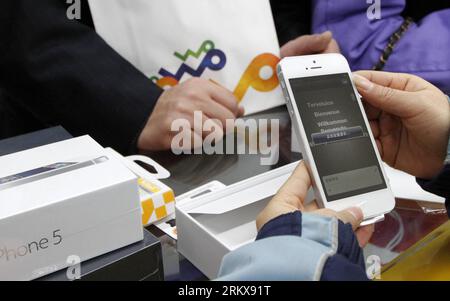 Bildnummer: 58919182 Datum: 14.12.2012 Copyright: imago/Xinhua (121214) -- NANJING, 14. Dezember 2012 (Xinhua) -- Ein Kunde erlebt Apples iPhone 5 in einem Telekom-Einzelhandelsgeschäft in Nanjing, der Hauptstadt der ostchinesischen Provinz Jiangsu, 14. Dezember 2012. Apple iPhone 5 wurde am Freitag auf dem chinesischen Festland veröffentlicht. (Xinhua/Dong Jinlin) (zn) CHINA-MAINLAND-APPLE-IPHONE 5-RELEASED (CN) PUBLICATIONxNOTxINxCHN Wirtschaft Verkaufsstart Apple i Phone iphone5 xjh x0x Premiere 2012 quer 58919182 Datum 14 12 2012 Copyright Imago XINHUA Nanjing DEC 14 2012 XINHUA A Customer Experiences Apple S iPhone 5 AT Stockfoto