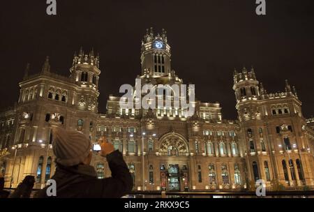 Bildnummer: 58921017  Datum: 14.12.2012  Copyright: imago/Xinhua Photo taken on Dec. 14, 2012 shows the Christmas illuminations in Madrid, Spain. To save money, the government of Madrid decided to use some old lights from 2011 and 2010 in this year s Christmas illuminating decoration. (Xinhua/Xie Haining) (yc) SPAIN-MADRID-CHRISTMAS ATMOSPHERE PUBLICATIONxNOTxINxCHN Gesellschaft Weihnachten Weihnachtsdeko x0x xds 2012 quer     58921017 Date 14 12 2012 Copyright Imago XINHUA Photo Taken ON DEC 14 2012 Shows The Christmas  in Madrid Spain to Save Money The Government of Madrid decided to Use Som Stock Photo