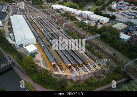 Winson Green, Birmingham, England, 26. August 2023. Während des Streiks wurden die Züge der West Midlands Railway im Bahnbetriebswerk Soho in Birmingham abgestellt und ungenutzt gelassen. Die im ganzen Land stattfindenden Arbeitskampfmaßnahmen, zu denen auch Züge aus den West Midlands gehören, sind zeitlich mit dem Feiertagswochenende der August Bank zusammengefaßt. Pic Credit: Stop Press Media/Alamy Live News Stockfoto