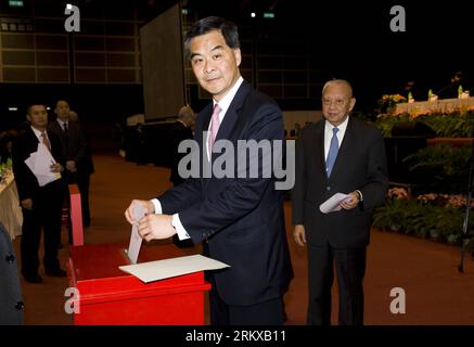 Bildnummer: 58933356 Datum: 19.12.2012 Copyright: imago/Xinhua (121219) -- HONGKONG, 19. Dezember 2012 (Xinhua) -- Vorsitzender des Präsidiums CY Leung stimmt auf der Konferenz für die Wahl der Abgeordneten der Sonderverwaltungsregion Hongkong (HKSAR) zum 12. Nationalen Volkskongress (NPC) in Hongkong, Südchina, 19. Dezember 2012 ab. Die Konferenz für die Wahl der Abgeordneten der HKSAR zum 12. NPC berief am Mittwoch ihre zweite Plenarsitzung zur Wahl von 36 Abgeordneten in Chinas oberste Legislaturperiode ein. Der stellvertretende Vorsitzende und Generalsekretär des Ständigen Ausschusses der NPC, Li Jianguo, nahm an der Sitzung Teil Stockfoto