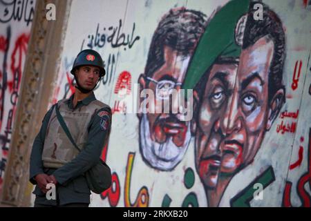 Bildnummer: 58932165  Datum: 18.12.2012  Copyright: imago/Xinhua (121218) -- CAIRO, Dec. 18, 2012 (Xinhua) -- A republican guards soldier stands guard at the presidential palace and anti-Morsi graffiti is seen on the palace s wall behind him in Cairo, Dec. 18, 2012. Egypt s opposition staged rallies across the country on Tuesday to protest against the draft constitution referendum, after the country s Ministry of Justice ordered a probe into allegations of widespread voting irregularities during Saturday s first round of voting on the document. (Xinhua/Amru Salahuddien) EGYPT-CAIRO-UNREST-PROT Stock Photo