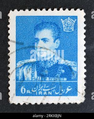 Vom Iran gedruckte gestempelte Briefmarke, die Mohammad Reza Shah Pahlavi zeigt, um 1959. Stockfoto