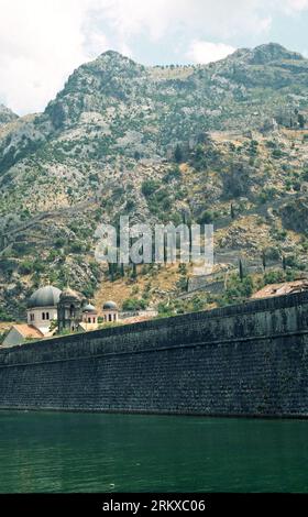 Kotor, kostbare kleine Stadt in Montenegro an der Bucht von Kotor. Scannen analoger Fotos von 2005. Stockfoto