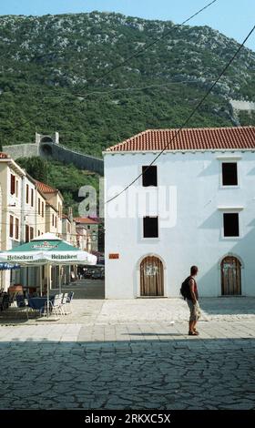 Ston am Kap Peljesac in Kroatien mit historischer Verteidigungsmauer im Hintergrund. Scannen analoger Fotos von 2005. Stockfoto