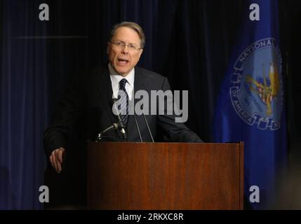 Bildnummer: 58944504  Datum: 21.12.2012  Copyright: imago/Xinhua (121221) -- WASHINGTON D.C., Dec. 21, 2012 (Xinhua) -- Wayne LaPierre, executive vice president of the National Rifle Association (NRA), speaks during a news conference in Washington D. C. Dec. 21, 2012. NRA, a powerful U.S. gun lobby, on Friday called for armed guards for every school in the country, as the response of the gun industry to the mass shooting in Sandy Hook Elementary School in Newtown, Connecticut. (Xinhua/Fang Zhe) US-WASHINGTON-NRA-NEWS CONFERENCE PUBLICATIONxNOTxINxCHN People Wirtschaft Politik PK Pressetermin P Stock Photo