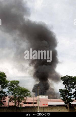 Bildnummer: 58946855 Datum: 22.12.2012 Copyright: imago/Xinhua am 22. Dezember erhebt sich bei einem Brand in einer Matratzenfabrik im Bezirk Vila Mariana, Ribeirao Preto, Sao Paulo, Brasilien, Eine Rauchsäule. 2012. (Xinhua/Alfredo Risk/Futura Press/Agencia Estado)(zyw) BRAZIL OUT BRAZIL-SAN PAULO-MATRATZE FACTORY-FIRE PUBLICATIONxNOTxINxCHN Wirtschaft Brand Feuer Rauch x0x xds 2012 hoch 58946855 Datum 22 12 2012 Copyright Imago XINHUA eine Rauchsäule erhebt sich während eines Brandes in einer Matratzenfabrik im Bezirk Vila Mariana Preto Sao Paulo Brasilien AM 22. Dezember 2012 XINHUA Alfredo Risk Futura Press Age Stockfoto