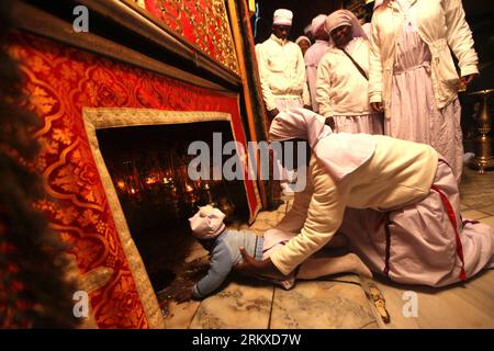 Bildnummer: 58948860  Datum: 24.12.2012  Copyright: imago/Xinhua (121224) -- BETHLEHEM, Dec. 24, 2012 (Xinhua) -- Nigerian pilgrims pray inside the Grotto in the Church of the Nativity, traditionally believed to be the birthplace of Jesus Christ, as preparations for Christmas celebrations in the West Bank biblical town of Bethlehem on Dec. 24, 2012. (Xinhua/Fadi Arouri) (zf) MIDEAST-BETHLEHEM-CHRISTMAS-CELEBRATIONS PUBLICATIONxNOTxINxCHN Gesellschaft Religion Weihnachten premiumd xsp x0x 2012 quer      58948860 Date 24 12 2012 Copyright Imago XINHUA  Bethlehem DEC 24 2012 XINHUA Nigerian Pilgr Stockfoto