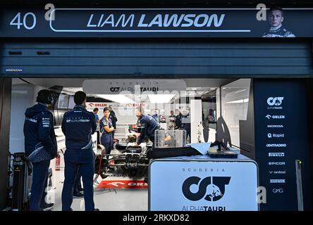 26. August 2023; Circuit Zandvoort, Zandvoort, Nordholland, Niederlande; Formel 1 Heineken Grand Prix 2023; Qualifying Day; Scuderia AlphaTauri hat diese Seite der Garage schnell umbenannt, da Reservefahrer Liam Lawson (NZ) Daniel Ricciardo (aus) ersetzt, der gestern in der Praxis verletzt wurde Stockfoto