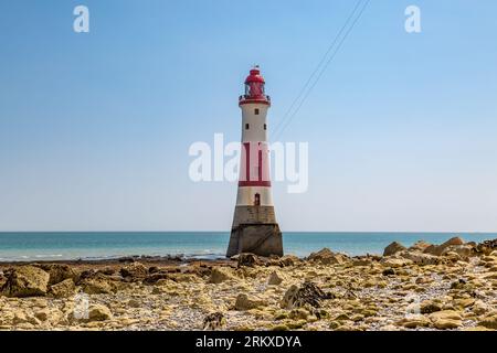 Beachy Head Lighthouse in Sussex, vom Strand bei Low Tide entfernt Stockfoto