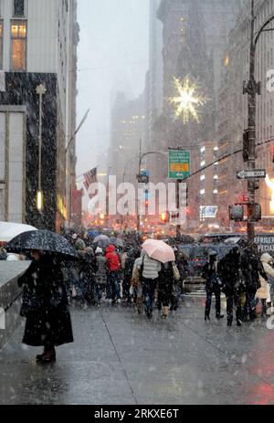 Bildnummer: 58952094  Datum: 26.12.2012  Copyright: imago/Xinhua (121226) -- NEW YORK, Dec. 26, 2012 (Xinhua) -- walk in a winter storm as snow falls in Manhattan, New York City, on Dec. 26, 2012. The strong storm system that hit the central and southern U.S. on Christmas Day moved to the eastern U.S. on Wednesday, causing flight delays and dangerous road conditions in the Northeast. (Xinhua/Wang Lei) US-NEW YORK-WEATHER-SNOW STORM PUBLICATIONxNOTxINxCHN Gesellschaft Wetter Schnee Schneeregen Winter USA Sturm xdp x0x 2012 hoch premiumd      58952094 Date 26 12 2012 Copyright Imago XINHUA  New Stock Photo