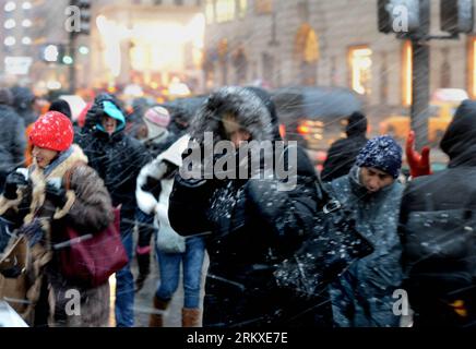 Bildnummer: 58952098  Datum: 26.12.2012  Copyright: imago/Xinhua (121226) -- NEW YORK, Dec. 26, 2012 (Xinhua) -- walk in a winter storm as snow falls in Manhattan, New York City, on Dec. 26, 2012. The strong storm system that hit the central and southern U.S. on Christmas Day moved to the eastern U.S. on Wednesday, causing flight delays and dangerous road conditions in the Northeast. (Xinhua/Wang Lei) US-NEW YORK-WEATHER-SNOW STORM PUBLICATIONxNOTxINxCHN Gesellschaft Wetter Schnee Schneeregen Winter USA Sturm xdp x0x 2012 quer premiumd      58952098 Date 26 12 2012 Copyright Imago XINHUA  New Stock Photo