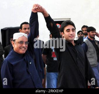 Bildnummer: 58953587  Datum: 27.12.2012  Copyright: imago/Xinhua GARI KHUDA BAKHSH, Dec. 27, 2012 - In this handout photo released by the Press Information Department (PID), Pakistan s President Asif Ali Zardari (L) raises the hand of his son Bilawal Bhutto Zardari during a rally to mark the fifth death anniversary of Pakistan s former Prime Minister Benazir Bhutto in Garhi Khuda Baksh, Pakistan, Dec. 27, 2012. (Xinhua/PID) PAKISTAN-BENAZIR BHUTTO-ANNIVERSARY-COMMEMORATION PUBLICATIONxNOTxINxCHN People Politik xmk x0x 2012 quadrat premiumd     58953587 Date 27 12 2012 Copyright Imago XINHUA Ga Stock Photo