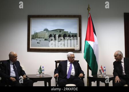 Bildnummer: 58955999  Datum: 29.12.2012  Copyright: imago/Xinhua (121229) -- RAMALLAH, Dec. 29, 2012 (Xinhua) -- Palestinian President Mahmoud Abbas (C) meets with Arab League Chief Nabil al-Arabi (L) and Egypt s Foreign Minister Moahhmed Kamel Amr upon their arrival at the West Bank city of Ramallah on Dec. 29, 2012. (Xinhua/Fadi Arouri/POOL) (zw) MIDEAST-RAMALLAH-ARAB LEAGUE-EGYPT PUBLICATIONxNOTxINxCHN Politik People Arabische Liga x0x xub 2012 quer Highlight premiumd      58955999 Date 29 12 2012 Copyright Imago XINHUA  Ramallah DEC 29 2012 XINHUA PALESTINIAN President Mahmoud Abbas C Meet Stock Photo