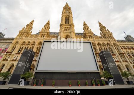 Wien, Österreich, EU - 25. Mai 2023. Wiener Skyline mit Rathaus, das während des jährlichen Filmfestivals, einem Musik- und kulinarischen Festival, als Rathaus bekannt ist Stockfoto