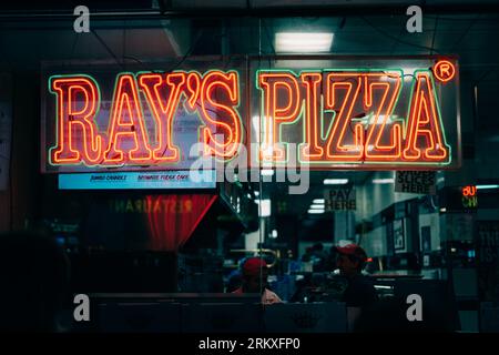 Rays Pizza Vintage Neon-Schild in Midtown Manhattan, New York City Stockfoto