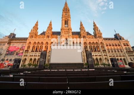 Wien, Österreich, Europa - 26. Mai 2023. Wiener Filmfestival im Rathaus, Rathaus am Rauthausplatz mit großem Freilufttheater. Stockfoto